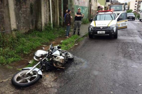 Jovem estava indo para o trabalho, por volta das 8h, quando a motocicleta quebrou de sopetão