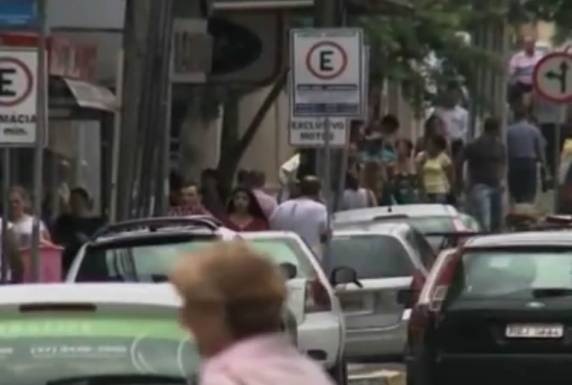 Eles 

fizeram compras em 15 lojas da cidade com conta empresarial