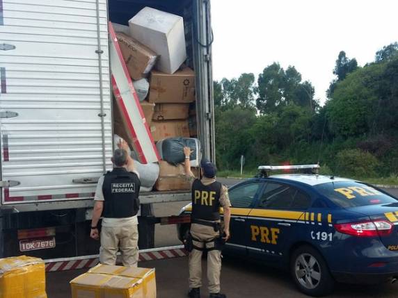 Veículo foi apreendido em operação conjunta entre PRF e Receita Federal