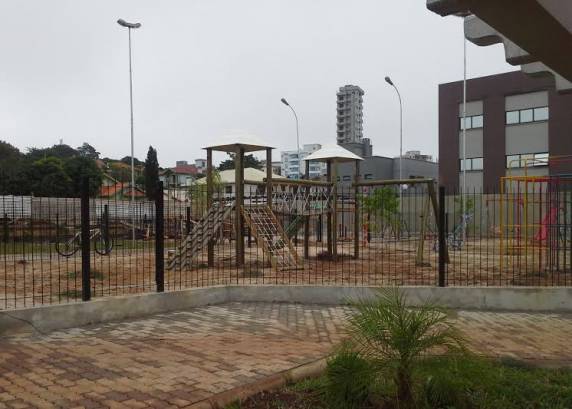 A obra compreende uma praça recreativa e de lazer para a comunidade