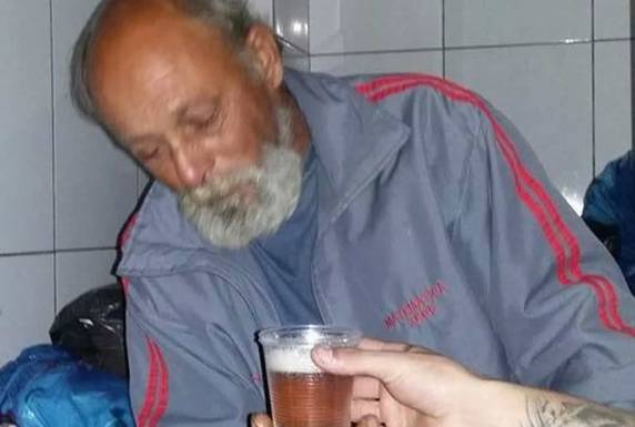 Ele não sabe onde estão seus familiares, e dorme na lixeira da CEF