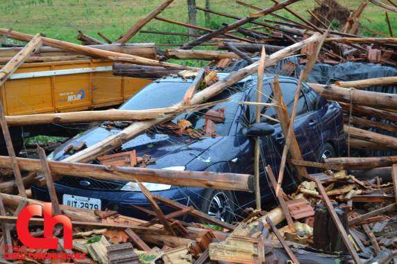 Galpão desabou 

sobre carro e máquinas agrícolas
