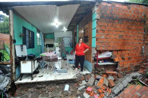 Cerca de 450 residências foram destelhadas e pontilhões no interior do município 

ficaram destruídos