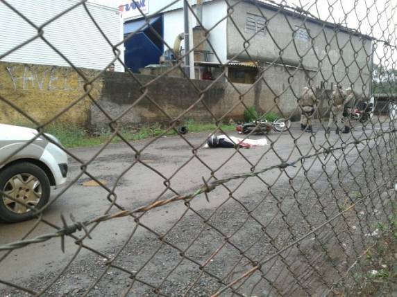 Jovem tentou fugir após atirar contra dois homens na frente de uma casa