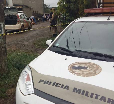 Jovem tentou fugir após atirar contra dois homens na frente de uma casa