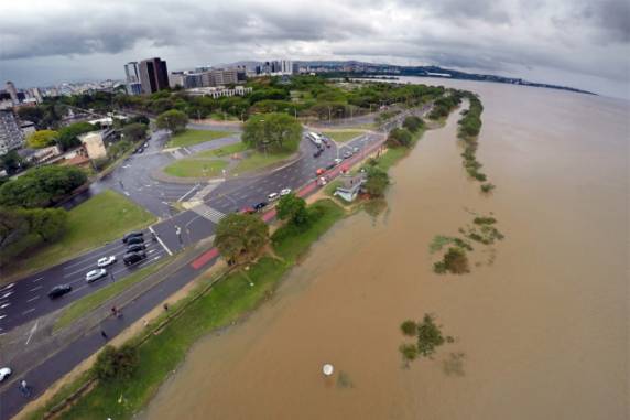 Na medição das 16h40min, nível do rio atingiu 2m92cm, a oito centímetros de alagar o Cais Mauá