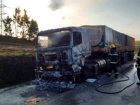 Carreta bitrem pegou fogo entre Ponte Serrada e Irani