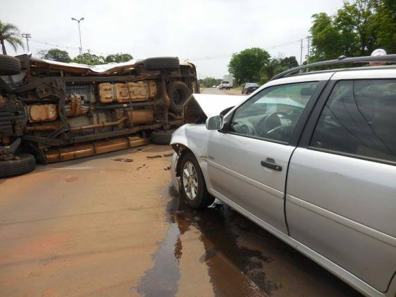 Um dos veículos tombou na 

rodovia