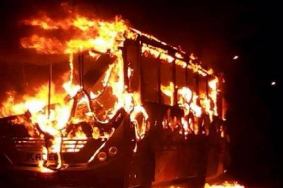 Três homens armados renderam o motorista para 

depois incendiar o veículo na zona sul