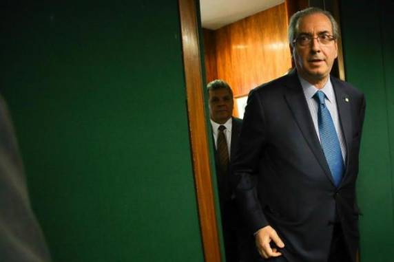 O deputado que nega ter contas no Exterior terá de explicar documentos enviados da Suíça ao Brasil, como 

cópias de seu passaporte e registros de depósitos com sua assinatura