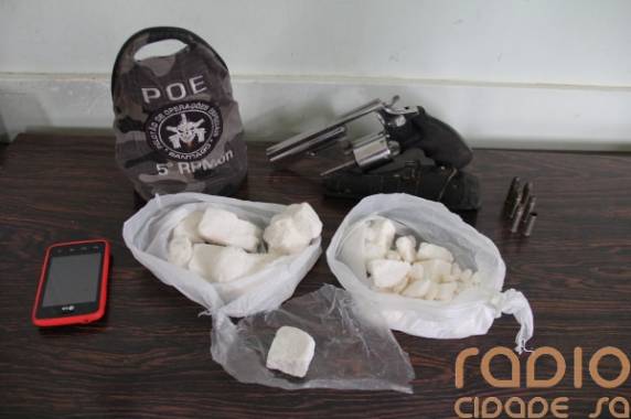 O traficante foi flagrado retirando a droga de um buraco em um mato