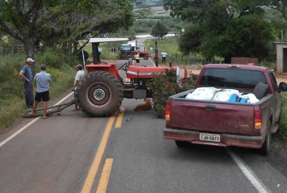Eles 

bloquearam a rodovia de acesso a cidade em protesto pela falta de luz que chega a 7 dias 