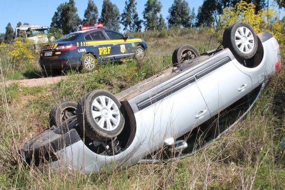 Motorista perdeu o controle da direção saindo da pista