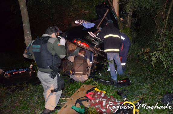 O 

veículo que ele conduzia saiu da pista e capotou em meio árvores