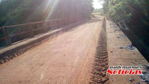 Os sinais mostram que um veículo atingiu a grade de proteção da ponte
