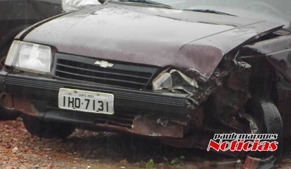 A colisão envolveu um caminhão e um automóvel