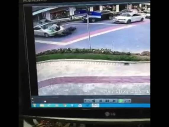 Motociclista deu uma pirueta no ar antes de cair no chão