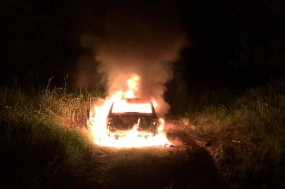 Carro da vítima ainda estava em chamas 

quando foi localizado a pouca distância dela