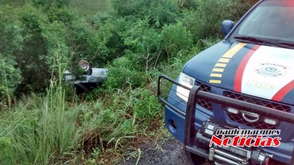 O automóvel aquaplanou e saiu da pista