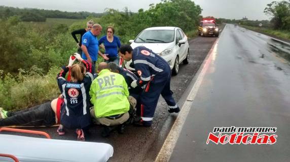 O automóvel aquaplanou e saiu da pista