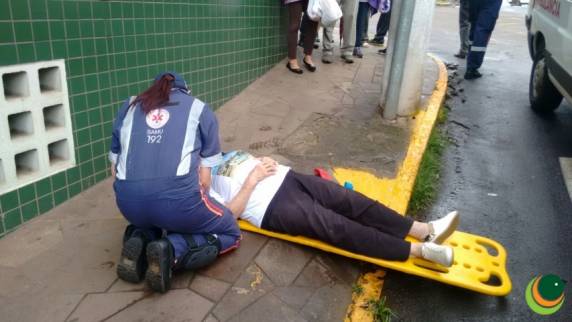 A vítima foi socorrida pela equipe do SAMU até o Hospital São Vicente de Paulo