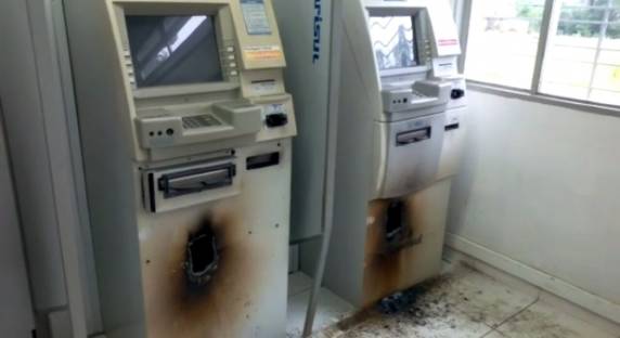 Criminosos abriram dois caixas eletrônicos com maçarico