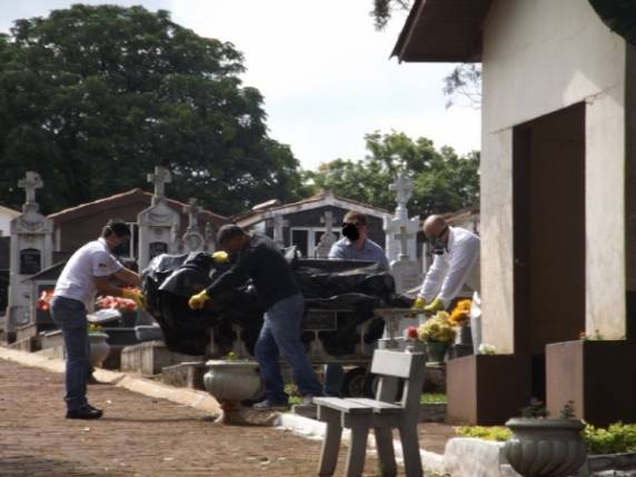 Exumação aconteceu no cemitério municipal