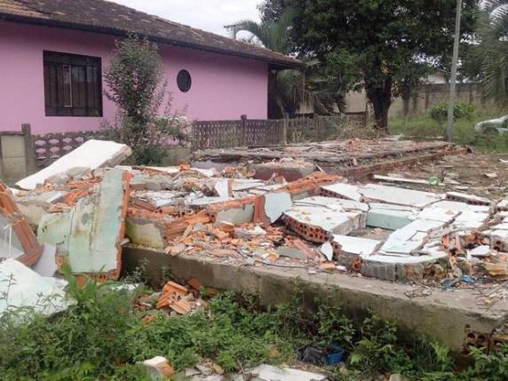 Mulher de 51 anos diz que imóvel foi destruído sem autorização