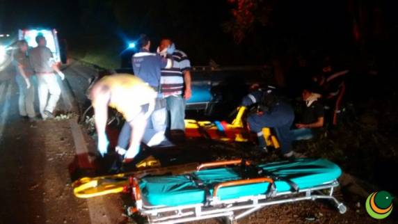 Motorista foge após capotar carro e deixar três feridos em Passo Fundo