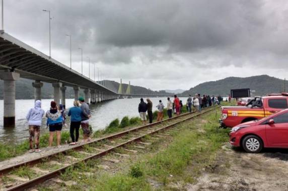 Pescadores viram o corpo e avisaram os bombeiros