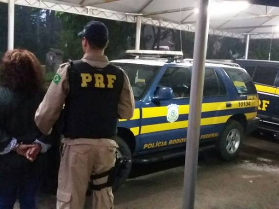 Na abordagem ela deu o nome errado 

por várias vezes aos policiais