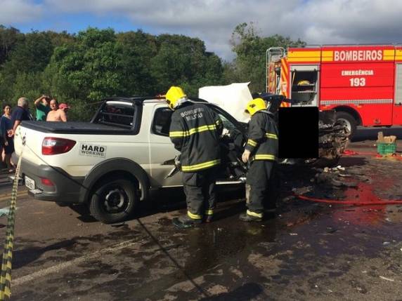 Segundo a PRF, vítimas morreram em acidente entre Uno e caminhonete