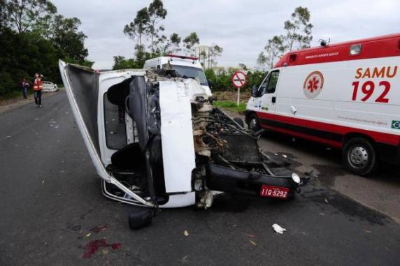 Colisão envolveu uma 

Kombi e um caminhão de pequeno porte na ERS-118, em Viamão, na Região Metropolitana