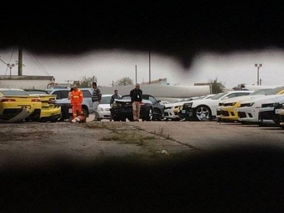 10 Camaros importados dos EUA foram danificados em estacionamento