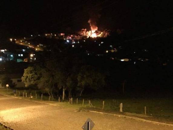 Conforme os bombeiros, chamas chegavam a quase 4 metros de altura