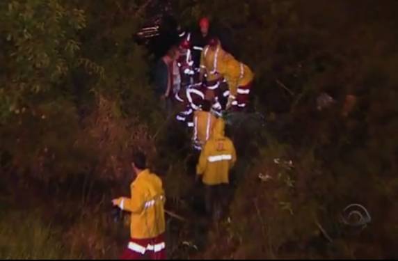 Carro foi achado em matagal às margens da freeway por volta das 4h