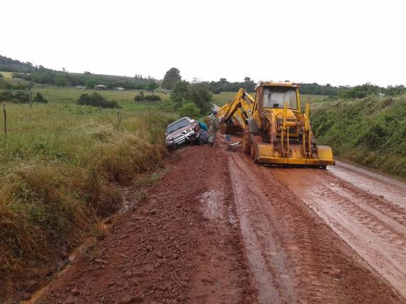 Estrada será encascalhada. Obras de 

asfaltamento não têm previsão de retorno