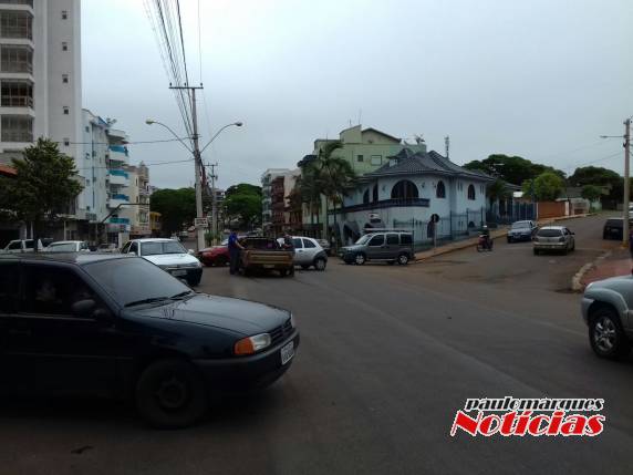Veículos colidiram no centro da avenida