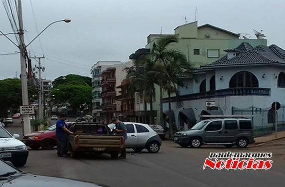 Veículos colidiram no centro da avenida