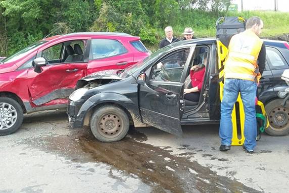 Colisão ocorreu no final da tarde de quinta, envolvendo um Fiesta e uma 

Ecosport