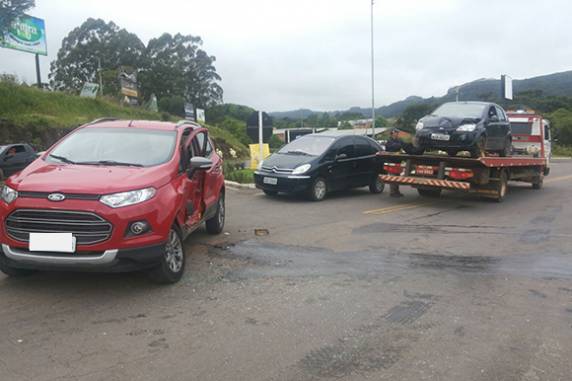 Colisão ocorreu no final da tarde de quinta, envolvendo um Fiesta e uma 

Ecosport