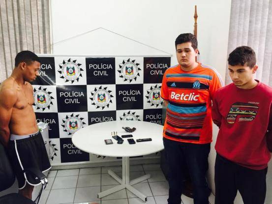 Com os homens, foram encontrados o carro e a arma de fogo utilizada no crime e também o veículo da vítima
