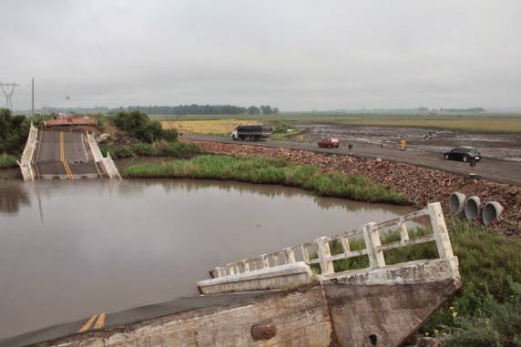 Para garantir o fluxo de veículos nos dois sentidos durante a realização das 

obras, o DNIT construiu um desvio
