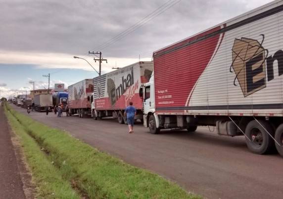 Paralisação realizada por 25 caminhoneiros ocorreu na altura do km 40