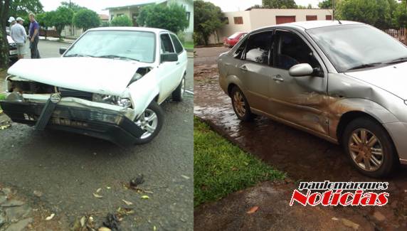Veículos 

colidiram no entroncamento de três ruas