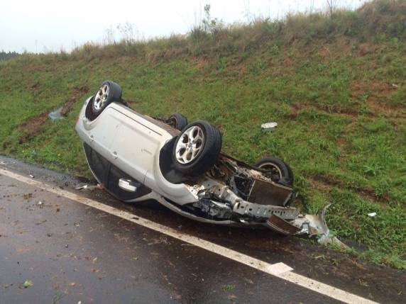 Chovia no momento dos acidentes e, nos dois casos, os carros teriam aquaplanado. Motoristas ficaram feridos e foram socorridos por Samu e 

Bombeiros em estado de saúde estável