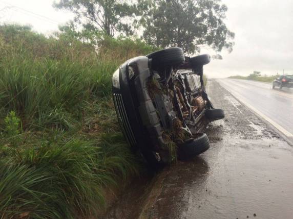 Chovia no momento dos acidentes e, nos dois casos, os carros teriam aquaplanado. Motoristas ficaram feridos e foram socorridos por Samu e 

Bombeiros em estado de saúde estável