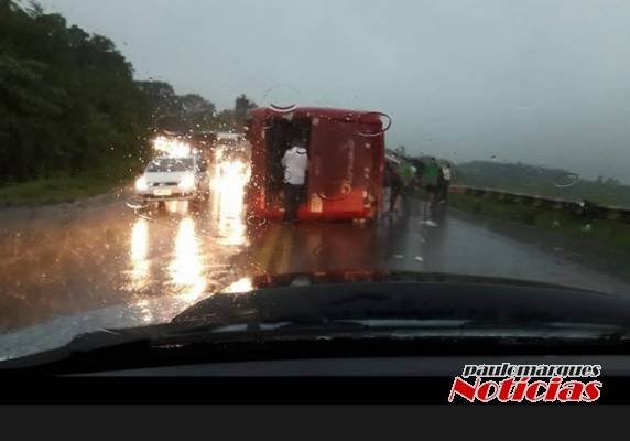 Um ônibus da empresa Hélio que fazia a linha 

Caxias do Sul-RS ao município de Dionísio Cerqueira-SC, tombou na BR-158