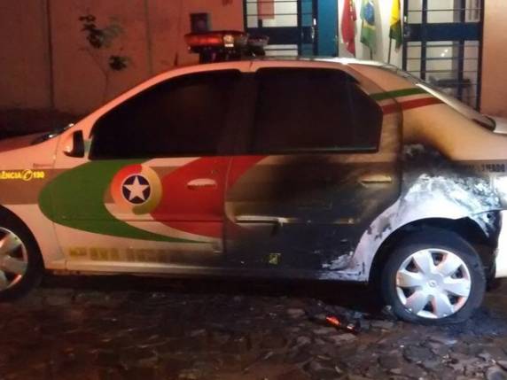 Lataria e pneu 

traseiro do veículo foram danificados pelas chamas