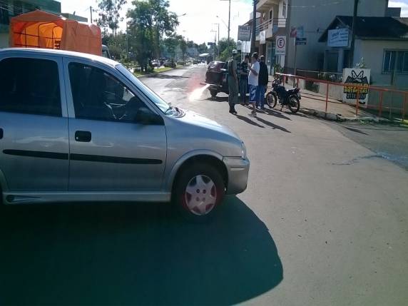 Condutora da moto foi levada ao 

hospital